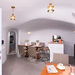 Pezoules Of 4* Oia