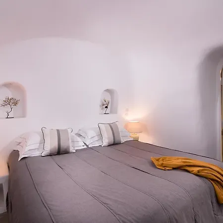 Pezoules Of Oia
