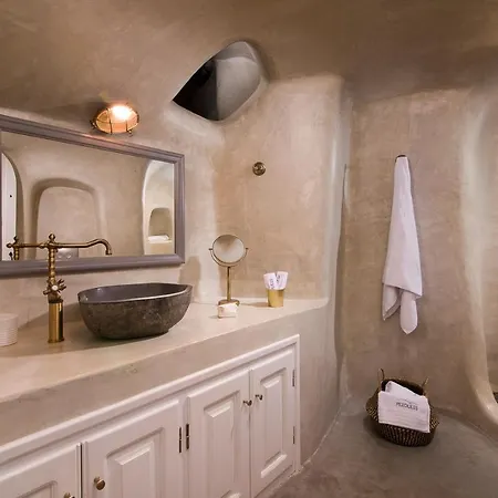Pezoules Of 4* Oia
