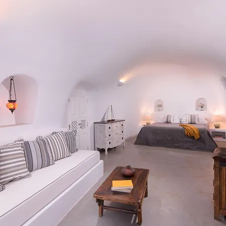 Pezoules Of 4* Oia