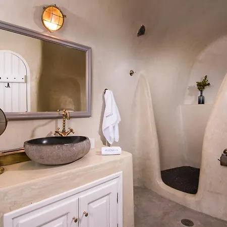 Pezoules Of Hotel Oia
