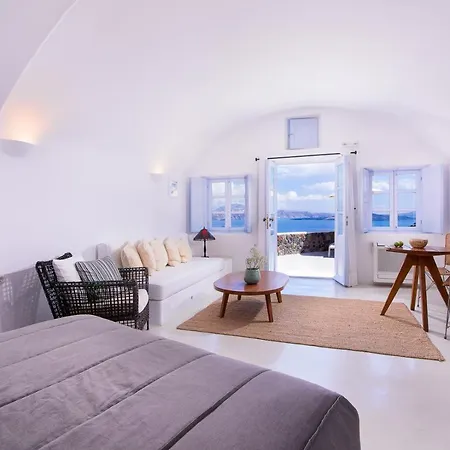 Pezoules Of Hotel Oia